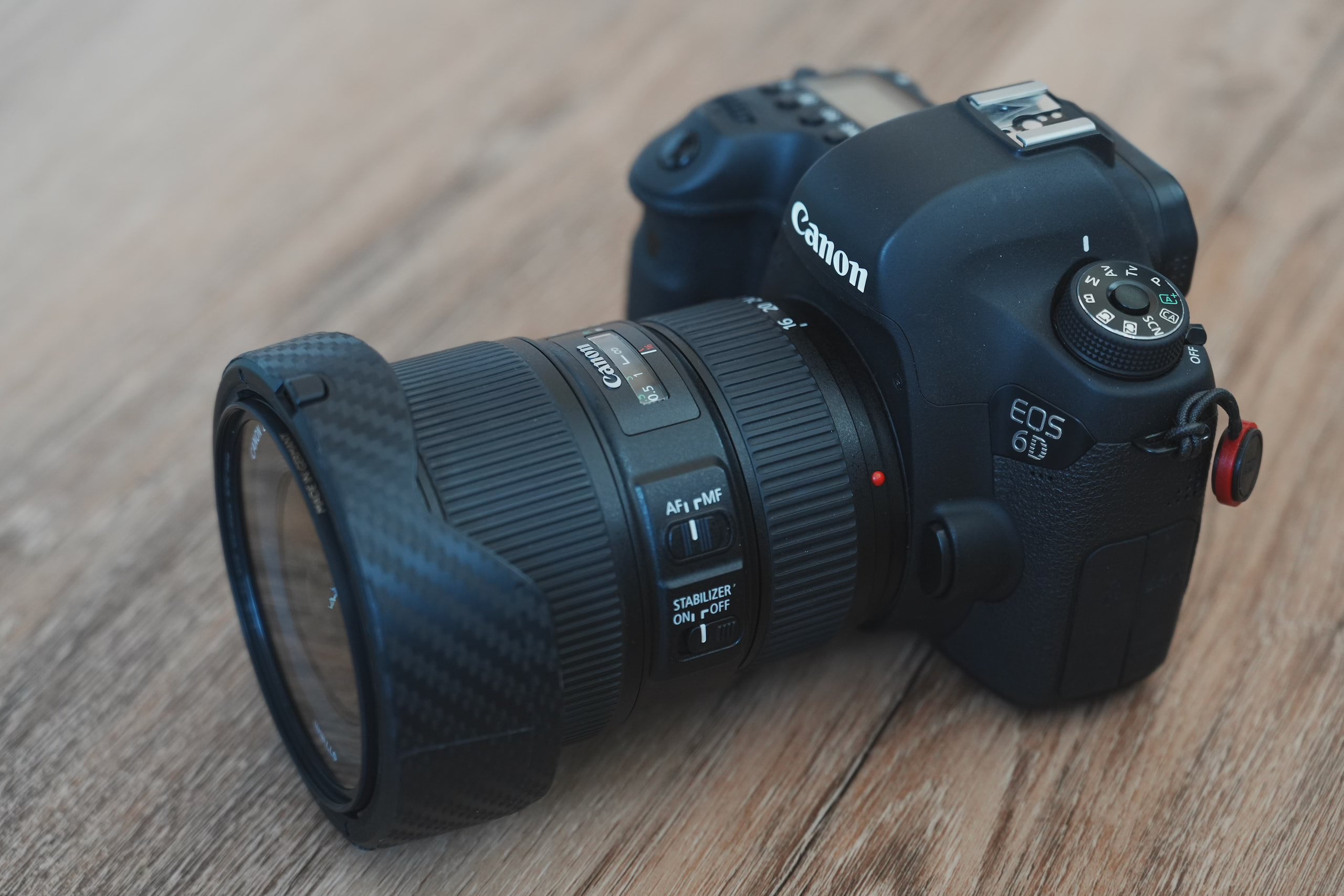 放在木桌上的 Canon 6D，由 Sony A7C II 拍攝