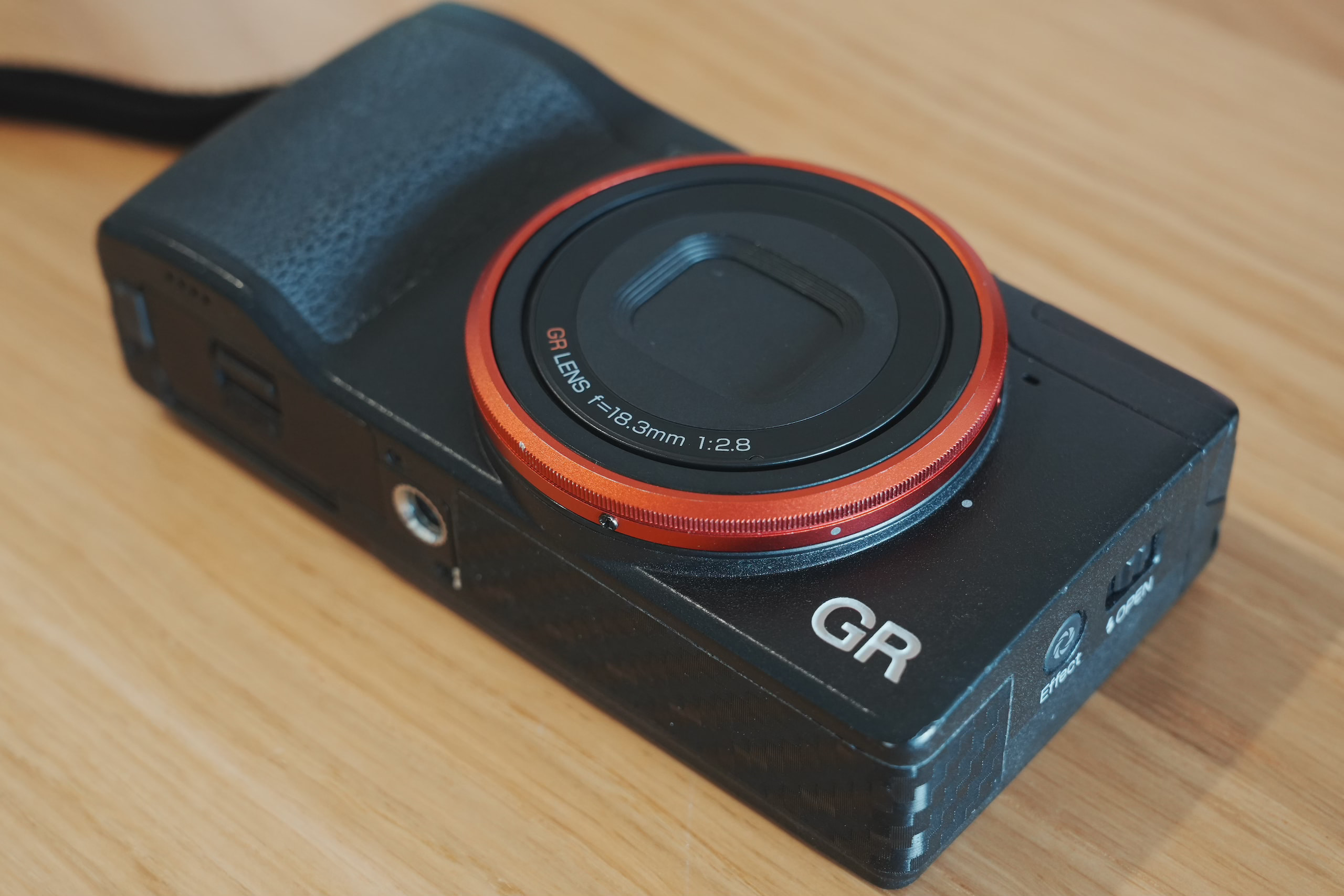 使用多年、裝上紅色鏡頭環的 Ricoh GR 初代相機
