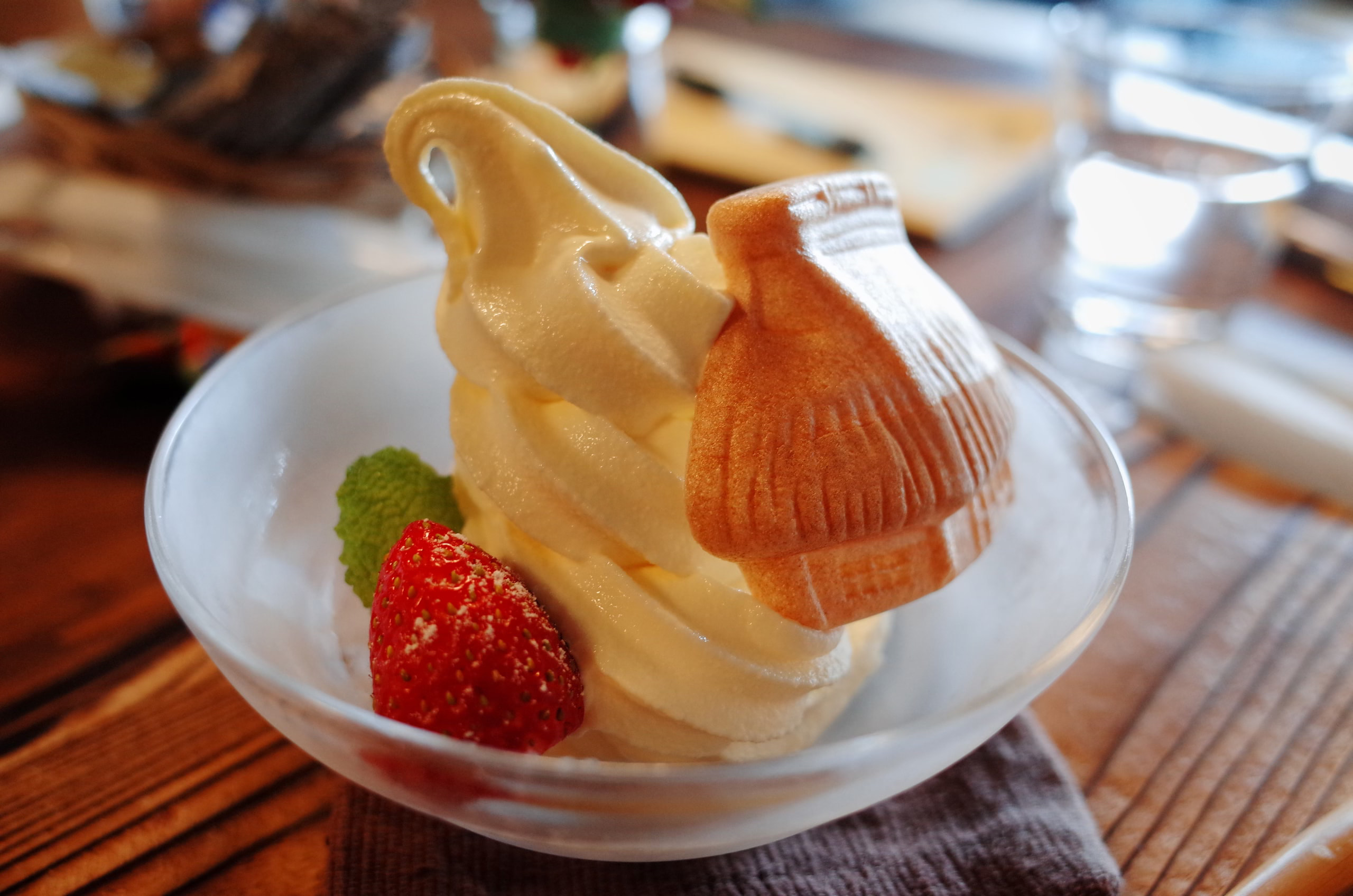 在京都美山老屋咖啡廳吃的冰淇淋與茅草屋造型最中餅