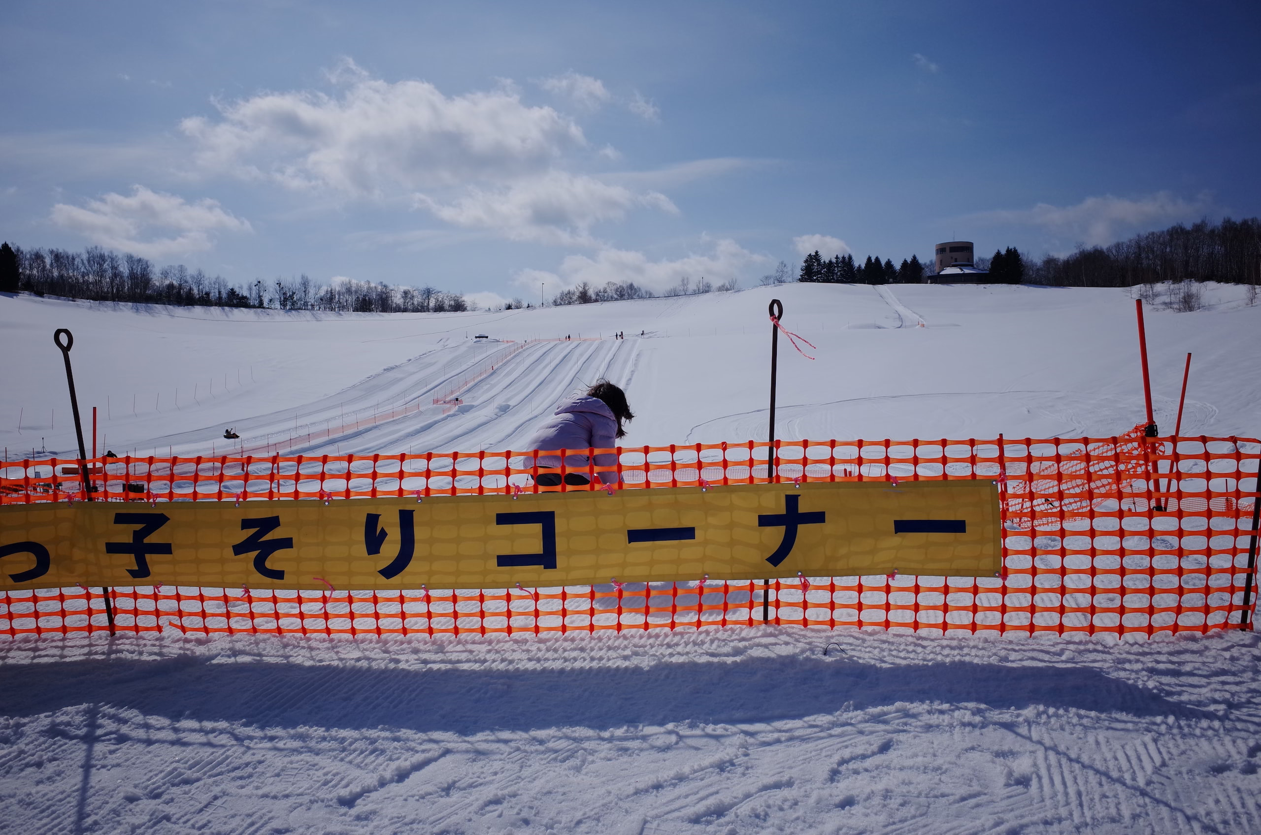 孩子在北海道雪地遊樂區玩耍