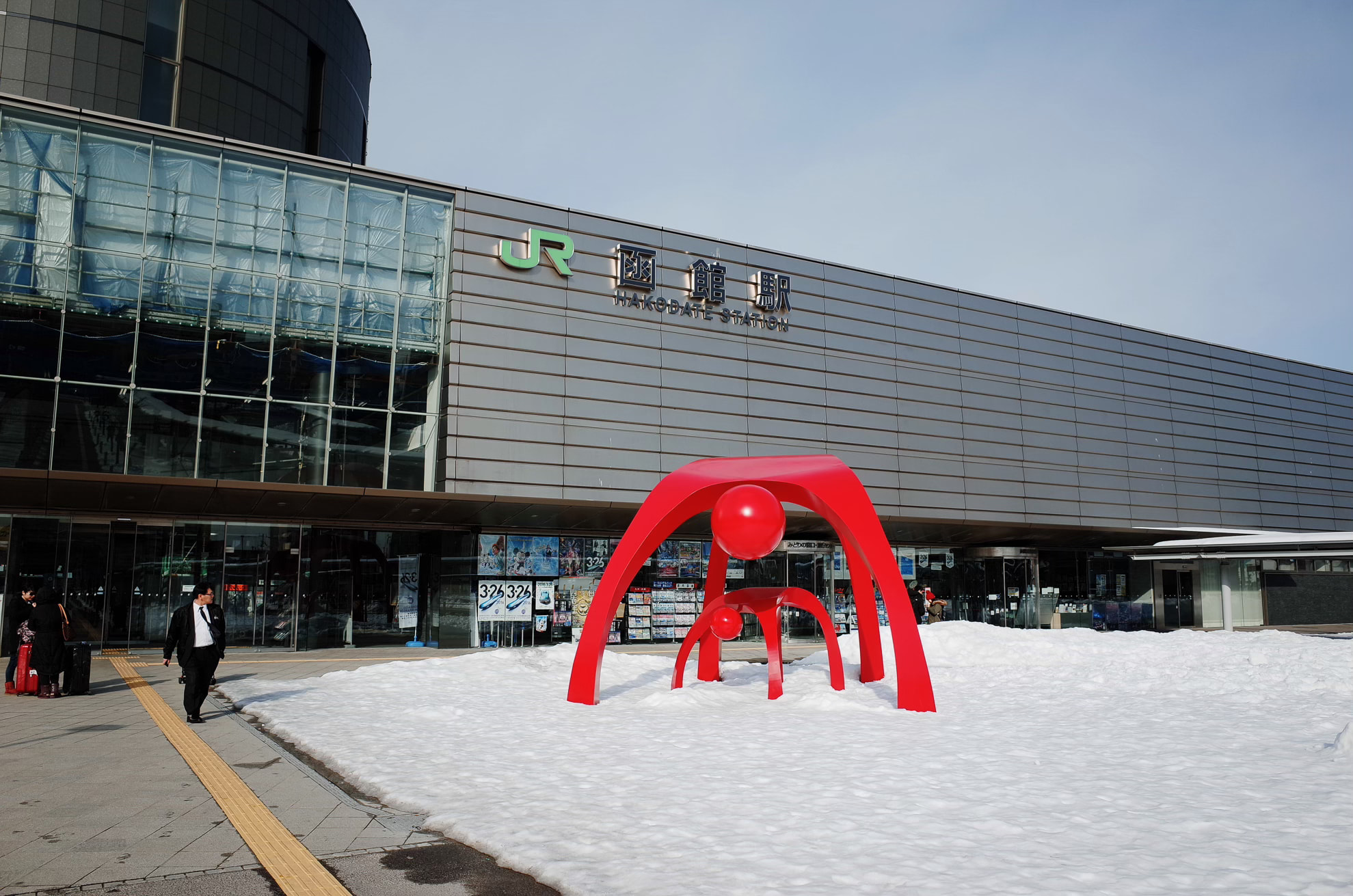 函館車站前雪地裡鮮紅色的裝置藝術
