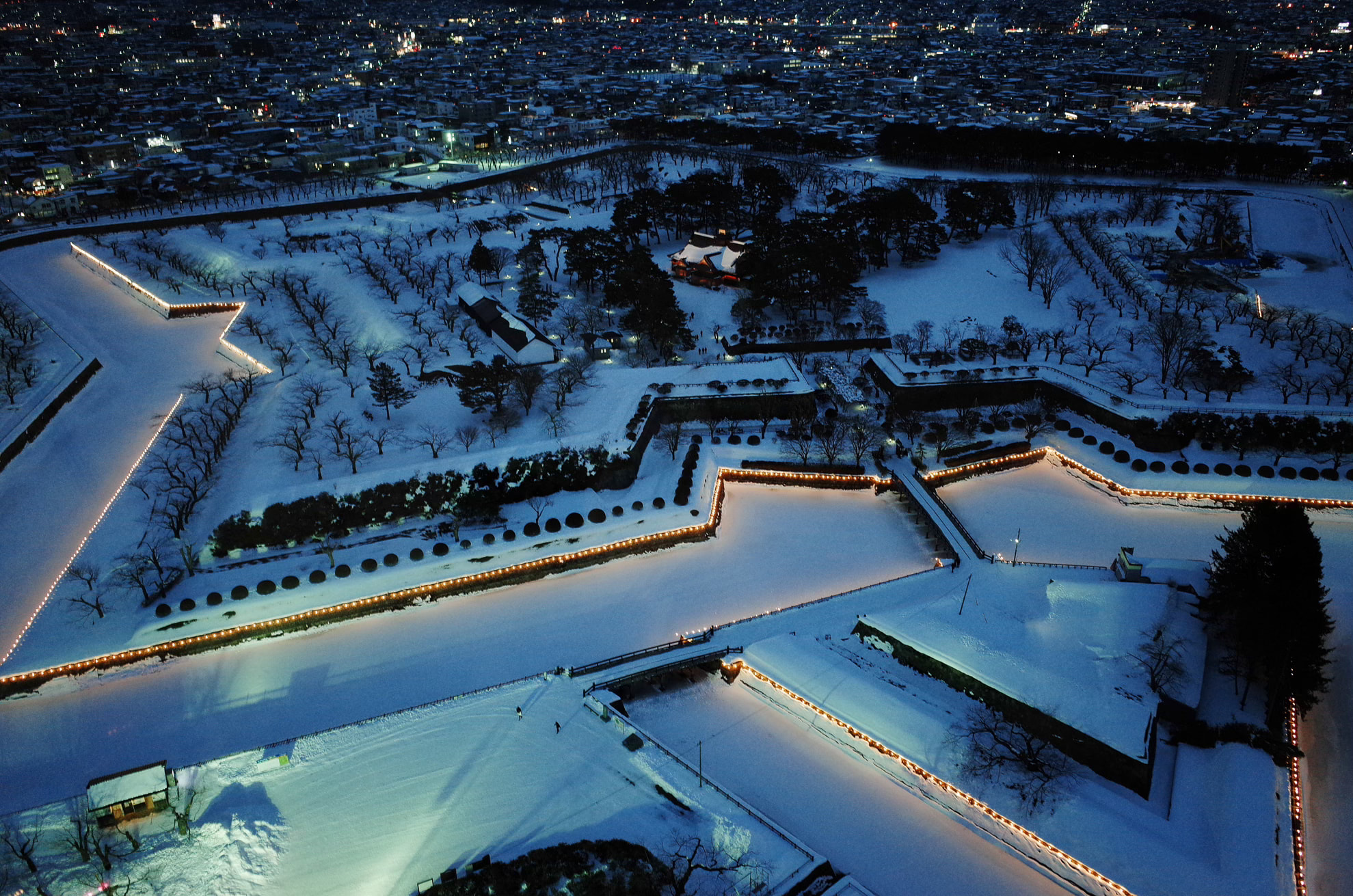 從高處以 28mm 拍攝五稜郭雪地夜景
