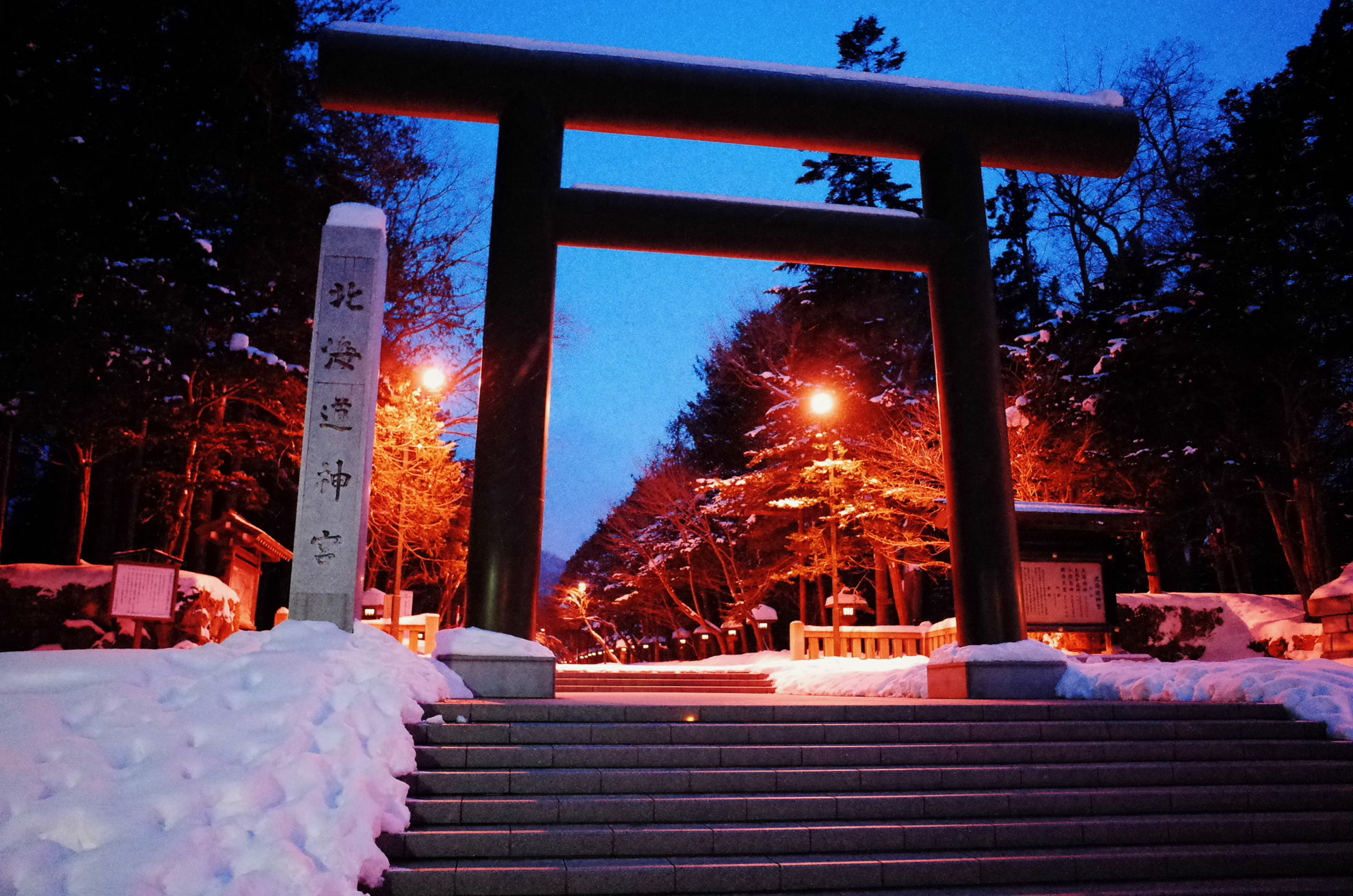 ISO 6400 拍攝的北海道神宮雪夜鳥居